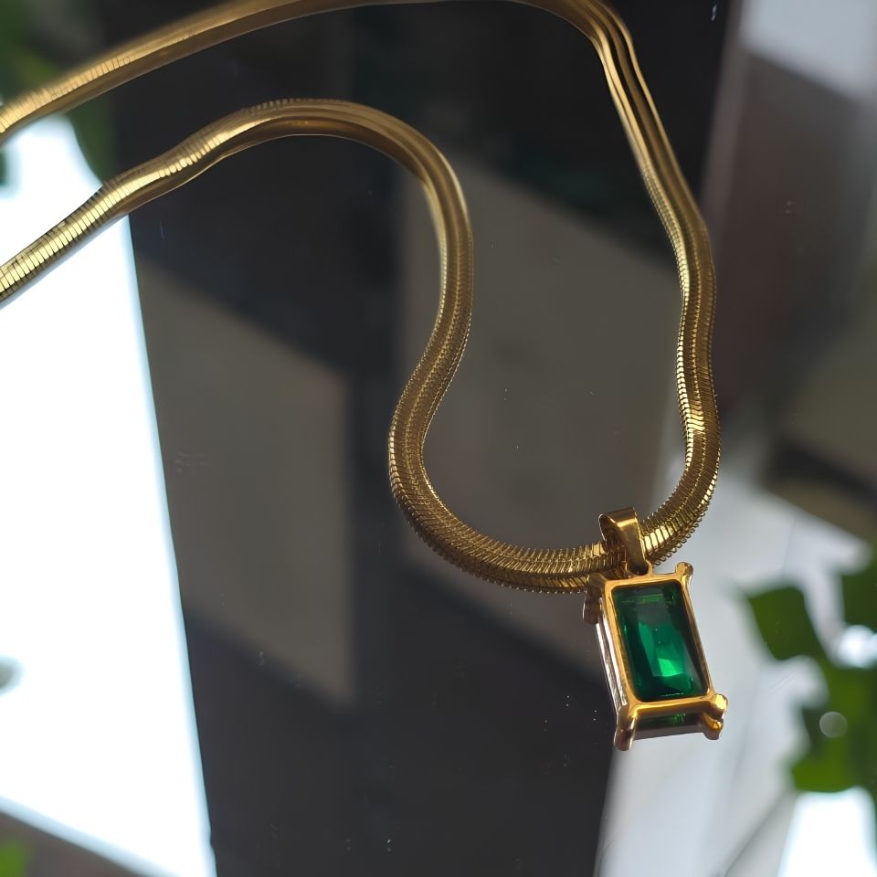 The Emerald Line | Verde Luxe